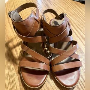 New Youth Girl's Sz 2 Lucky Brand Baruska Strappy Faux Leather Low Heel Sandals